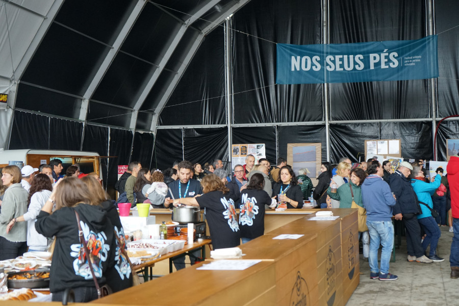 “Nos seus pés” se desplaza al Náutico de San Vicente para disfrutar de una paella solidaria