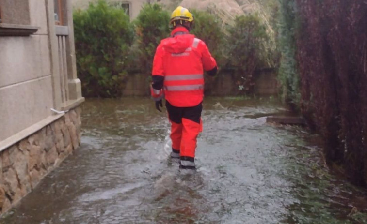 Las fuertes lluvias provocan inundaciones en Sanxenxo y derriban un muro de bloques