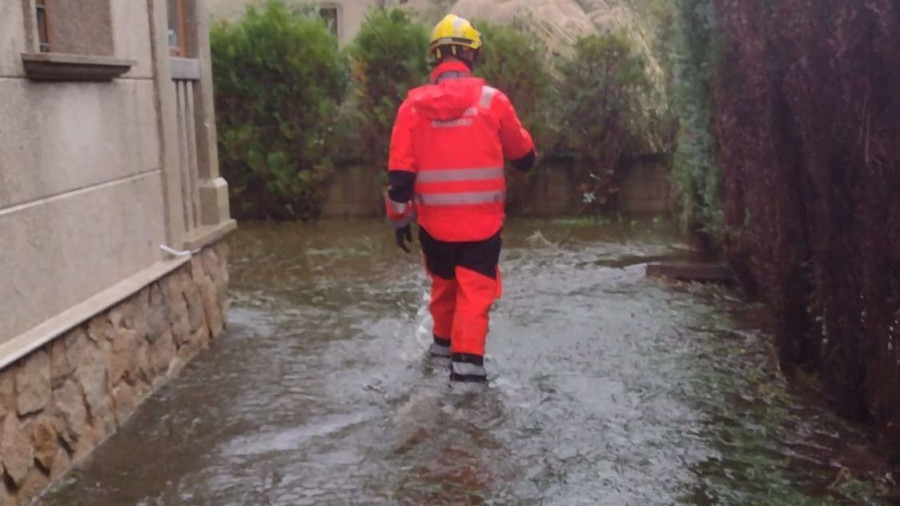 Las fuertes lluvias provocan inundaciones en Sanxenxo y derriban un muro de bloques