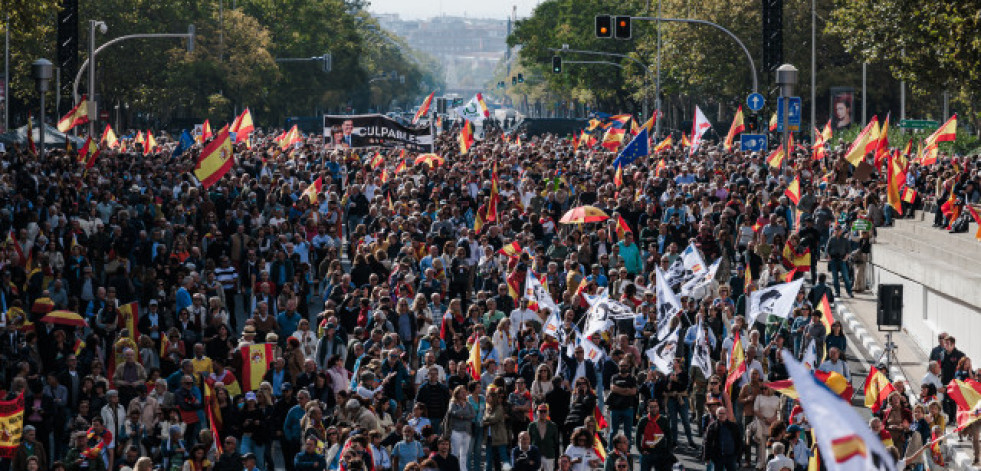 Miles de personas se manifiestan contra el Gobierno en Madrid y piden elecciones generales