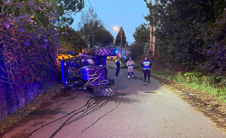 Herido el conductor de un tractor que volcó tras enredarse en un cable de telefonía en Sanxenxo