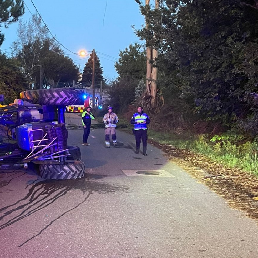 Herido el conductor de un tractor que volcó tras enredarse en un cable de telefonía en Sanxenxo