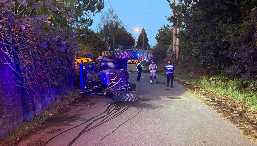 Herido el conductor de un tractor que volcó tras enredarse en un cable de telefonía en Sanxenxo