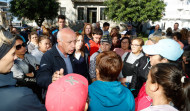 Las mariscadoras protestan ante el Concello de Vilanova por el cierre de varios bancos por fecales