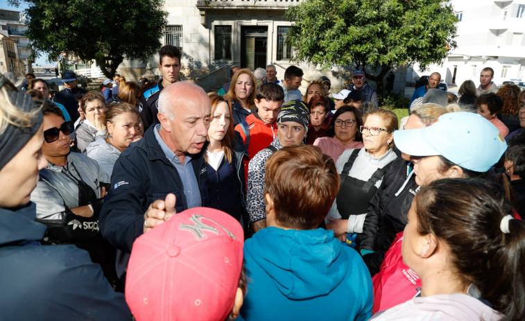 Las mariscadoras protestan ante el Concello de Vilanova por el cierre de varios bancos por fecales