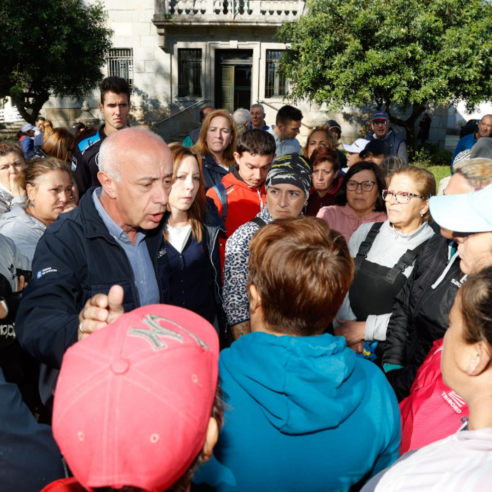 Las mariscadoras protestan ante el Concello de Vilanova por el cierre de varios bancos por fecales