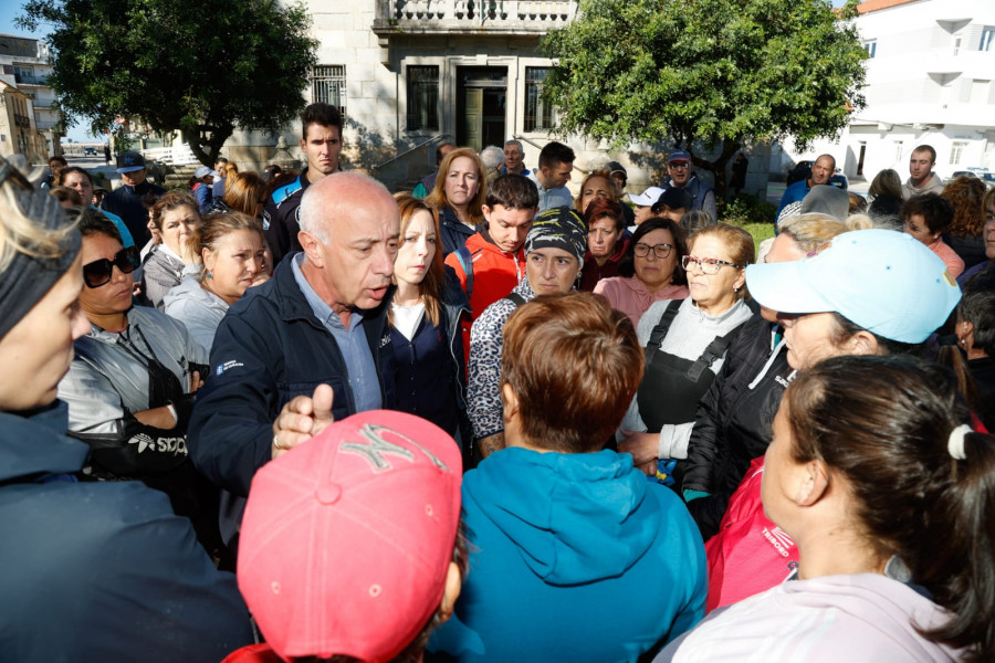 Las mariscadoras protestan ante el Concello de Vilanova por el cierre de varios bancos por fecales