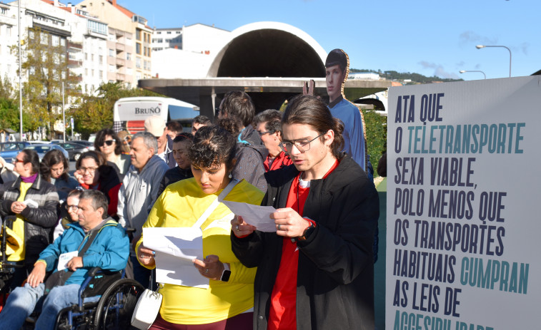 Ambar denuncia en Ribeira la falta de accesibilidad en los medios de transporte en su campaña 