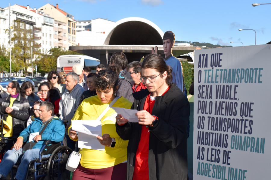 Ambar denuncia en Ribeira la falta de accesibilidad en los medios de transporte en su campaña "Teletransporte contra a discriminación”