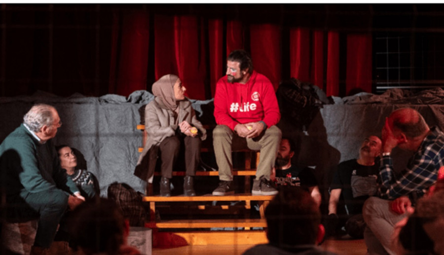 Sentirse como una persona refugiada a través del teatro de Pallasos en Rebeldía