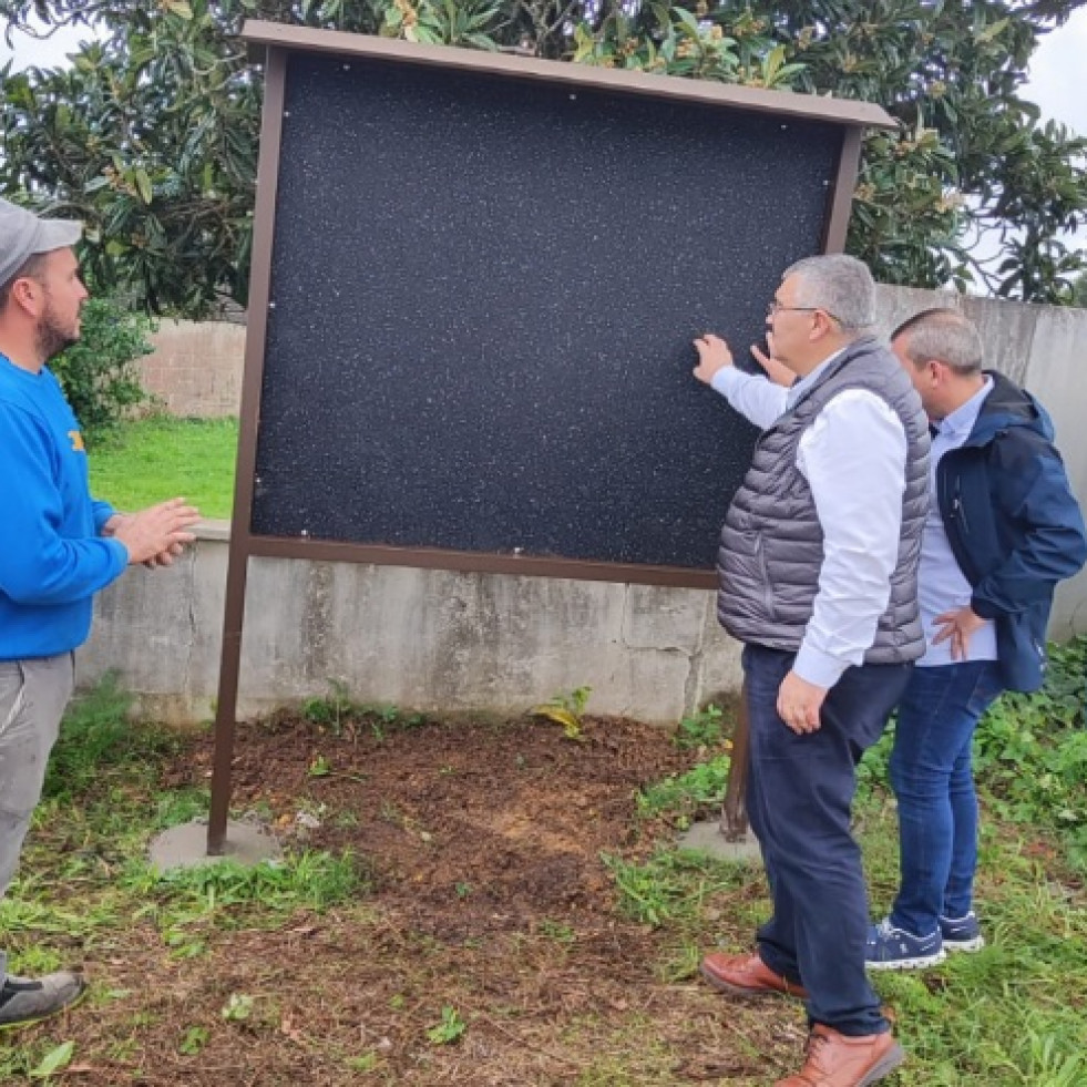 Ribadumia concluye la renovación de los tablones informativos en las parroquias