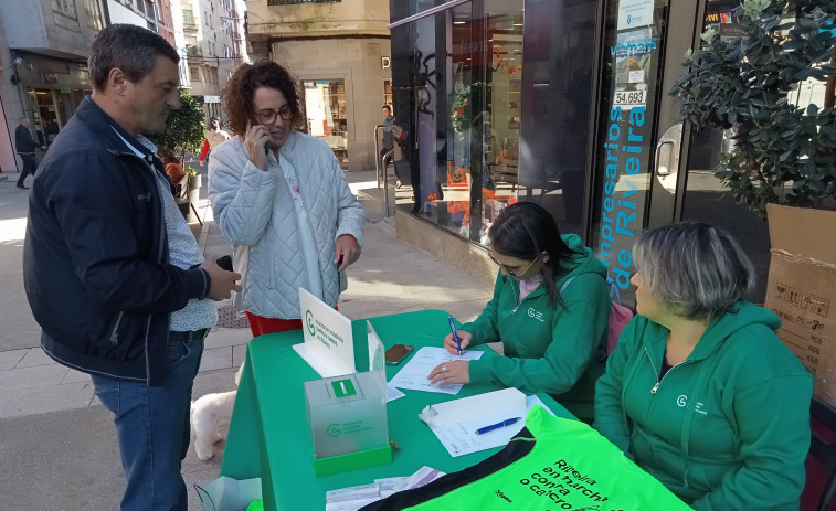 La junta local de la AECC de Ribeira intensifica la campaña de inscripciones para su andaina del sábado y que la ciudad sea una marea verde