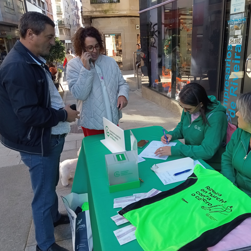 La junta local de la AECC de Ribeira intensifica la campaña de inscripciones para su andaina del sábado y que la ciudad sea una marea verde