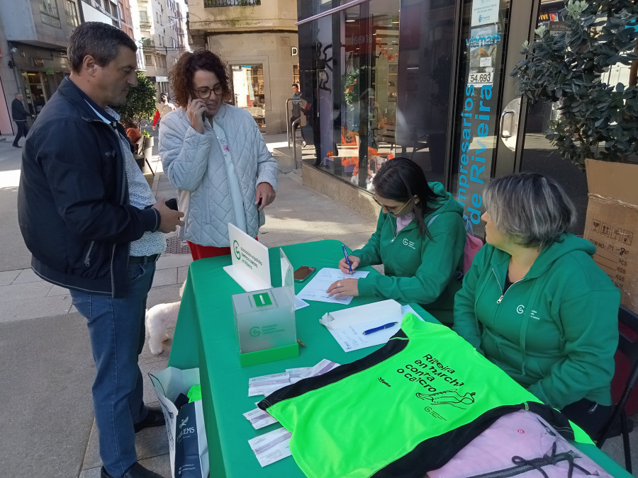 La junta local de la AECC de Ribeira intensifica la campaña de inscripciones para su andaina del sábado y que la ciudad sea una marea verde