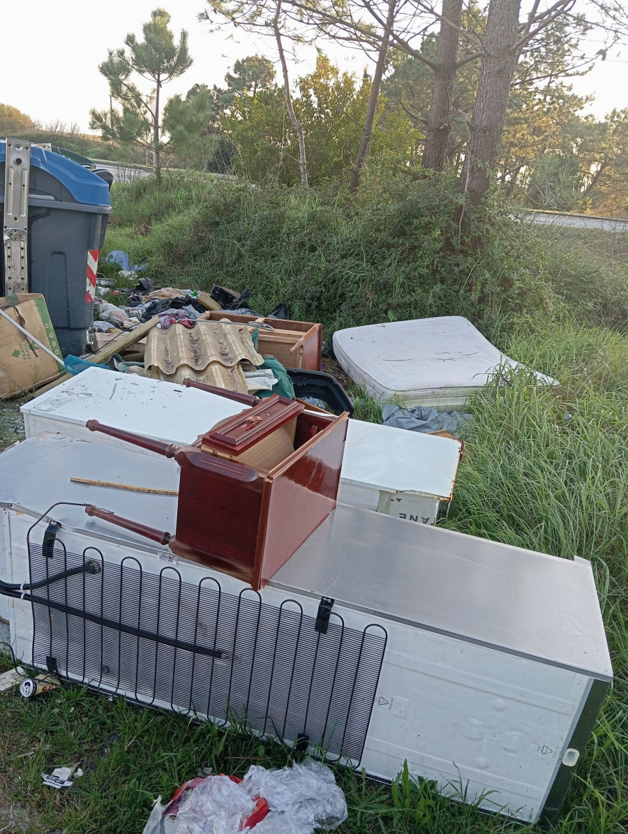 San Vicente de Mar, en O Grove, se llena de basura: “Isto é un vandalismo contra o medio ambiente