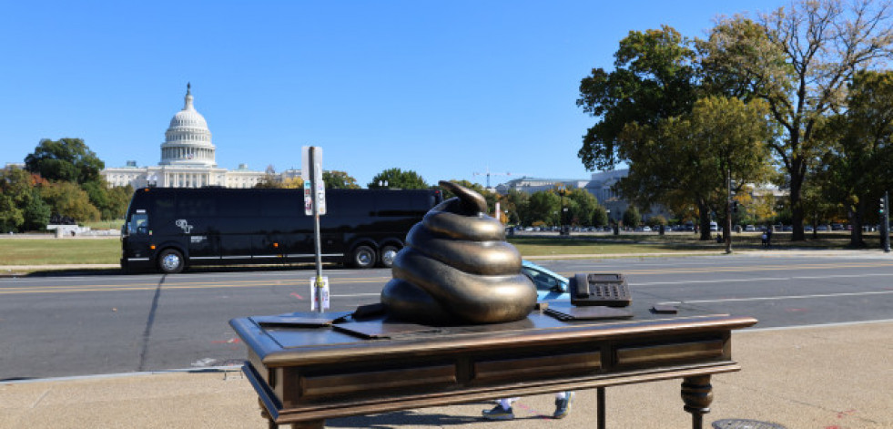 Aparece un monumento de un excremento frente al Capitolio para recordar el asalto de 2021