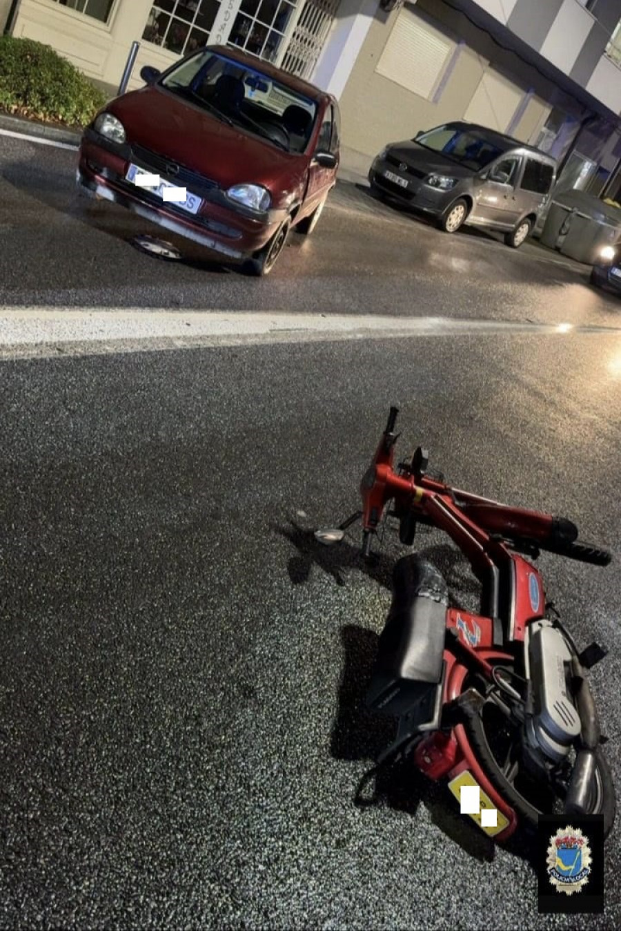 Herida la conductora de una moto tras colisionar contra un coche en Sanxenxo