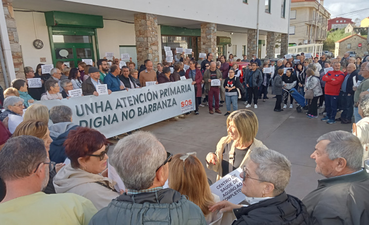 La falta de los dos médicos en el consultorio periférico de Aguiño moviliza a decenas de sus vecinos