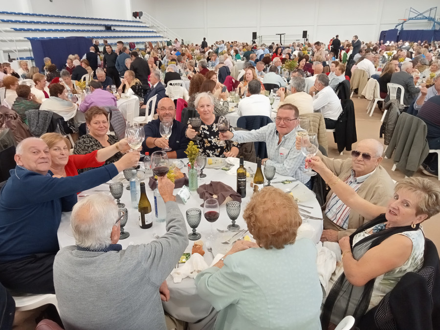 Un total de 780 personas participaron ayer en A Pobra en una comida de los mayores de la comarca