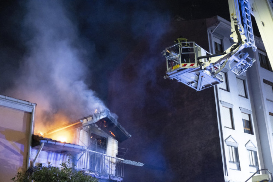 Tres muertos por la explosión, incendio y derrumbe de un edificio en Santander