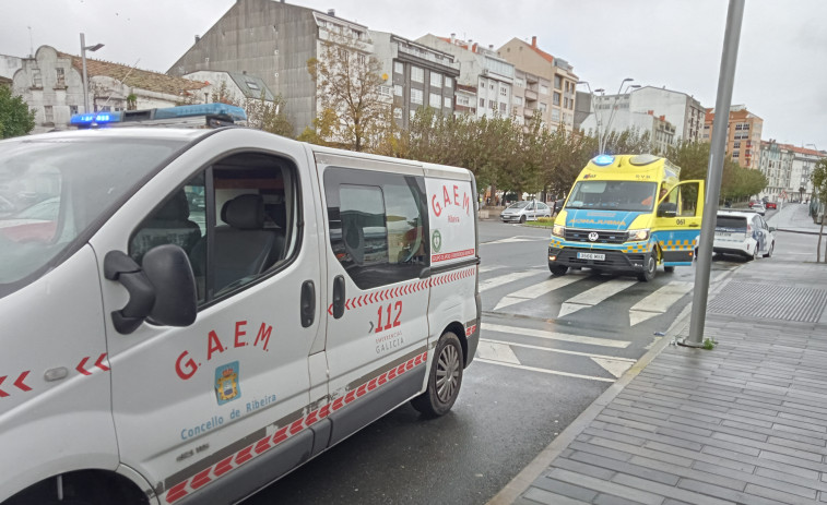 Herido un sexagenario en un atropello en un paso de peatones junto la parada central de autobuses de Ribeira