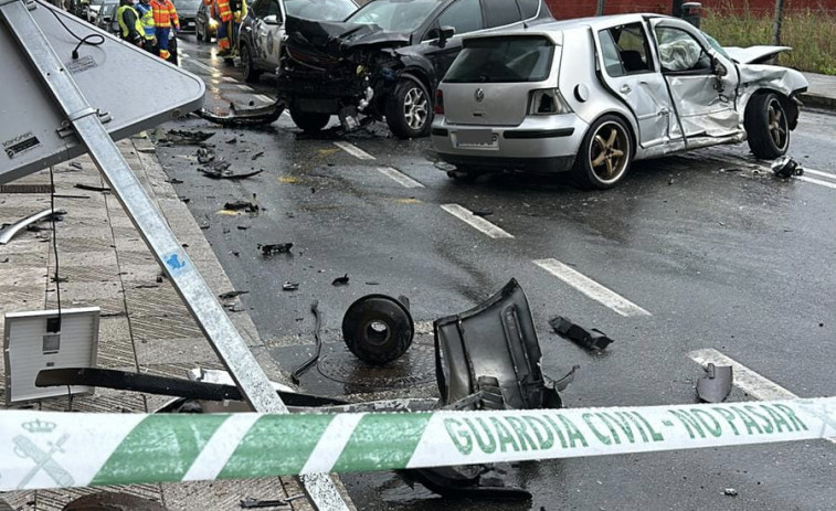 Un conductor pierde el control de su vehículo, impacta con otro coche y derriba una farola en Sanxenxo