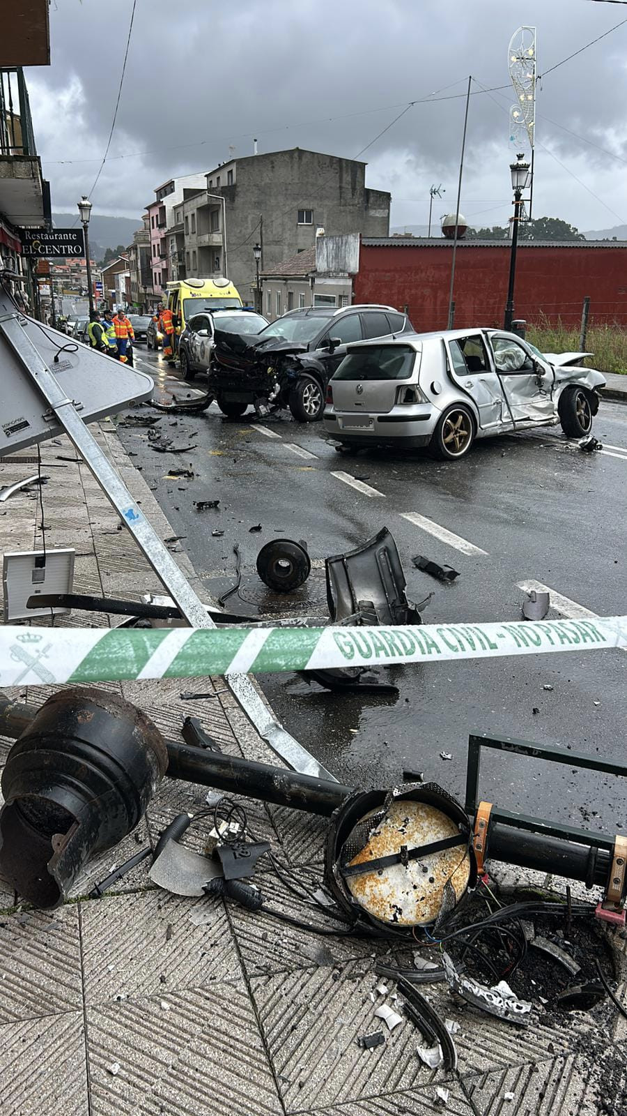 Un conductor pierde el control de su vehículo, impacta con otro coche y derriba una farola en Sanxenxo