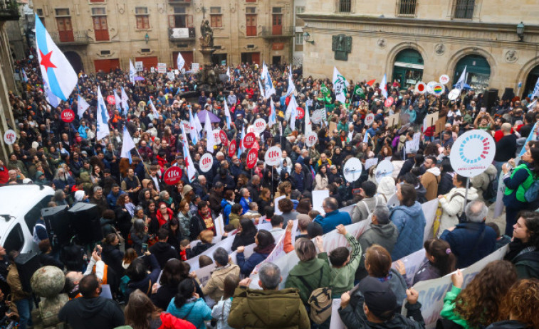 Miles de personas claman en Santiago contra los recortes en educación