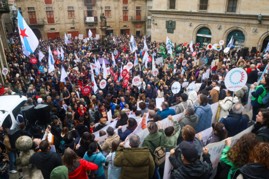 Miles de personas claman en Santiago contra los recortes en educación