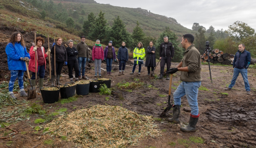 Representantes de varias comunidades de montes de Rianxo se hacen expertos en agrocompostaje