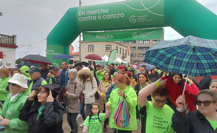 Una andaina pasada por agua en Ribeira, pero muy solidaria en la lucha contra el cáncer