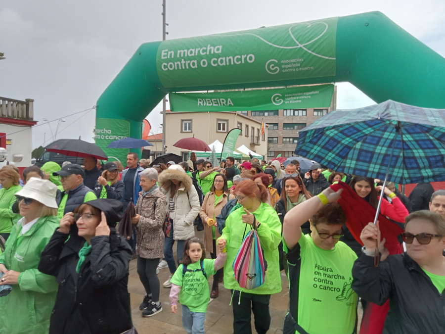 Una andaina pasada por agua en Ribeira, pero muy solidaria en la lucha contra el cáncer