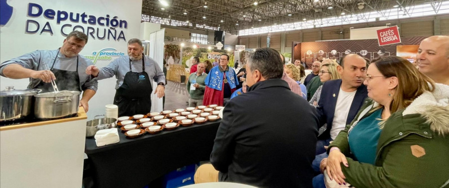 Exitosas presentaciones de las fiestas del percebe y de la navaja de Aguiño y del pulpo de Palmeira en Xantar Ourense