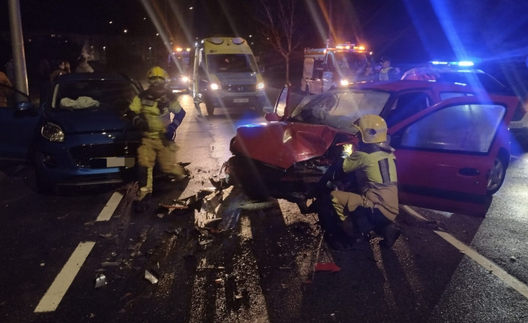 Heridos dos conductores en un accidente de tráfico consistente en una colisión frontal entre sus coches en Boiro