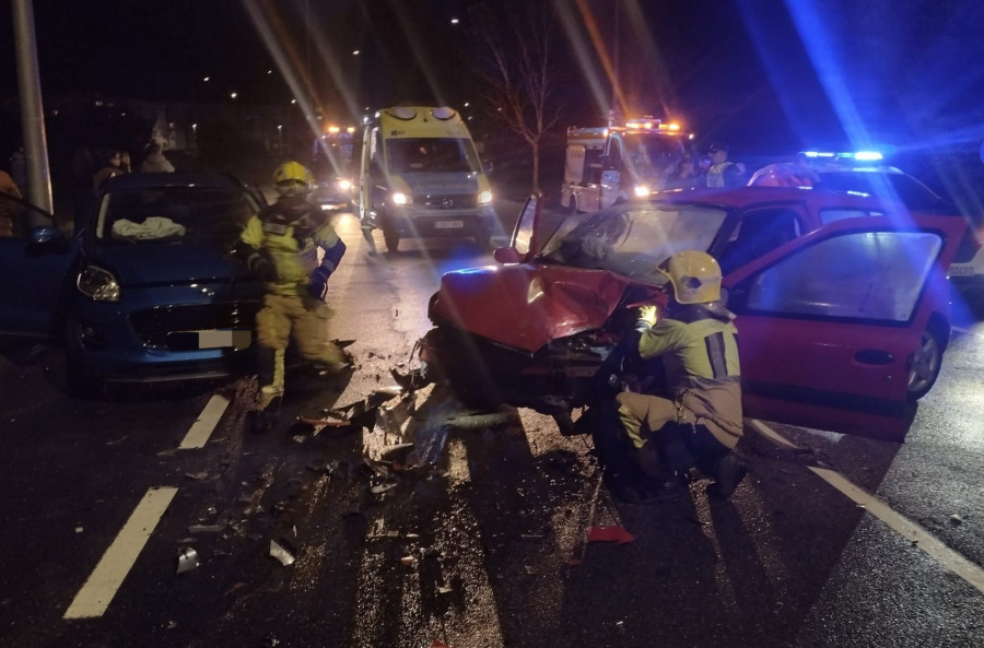 Heridos dos conductores en un accidente de tráfico consistente en una colisión frontal entre sus coches en Boiro