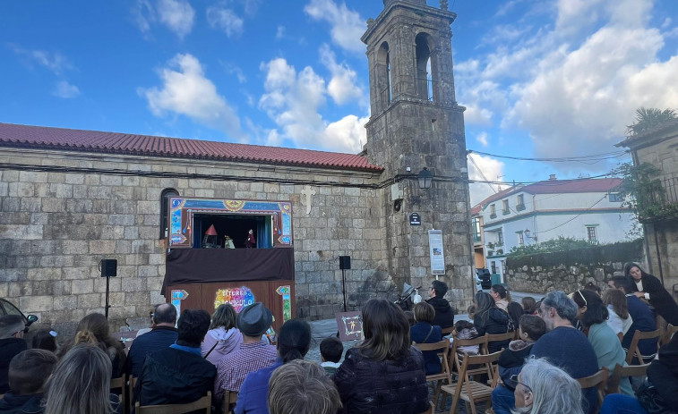 Títeres y poesía en una Semana da Cultura que este lunes seguirá con flores en Vilanova