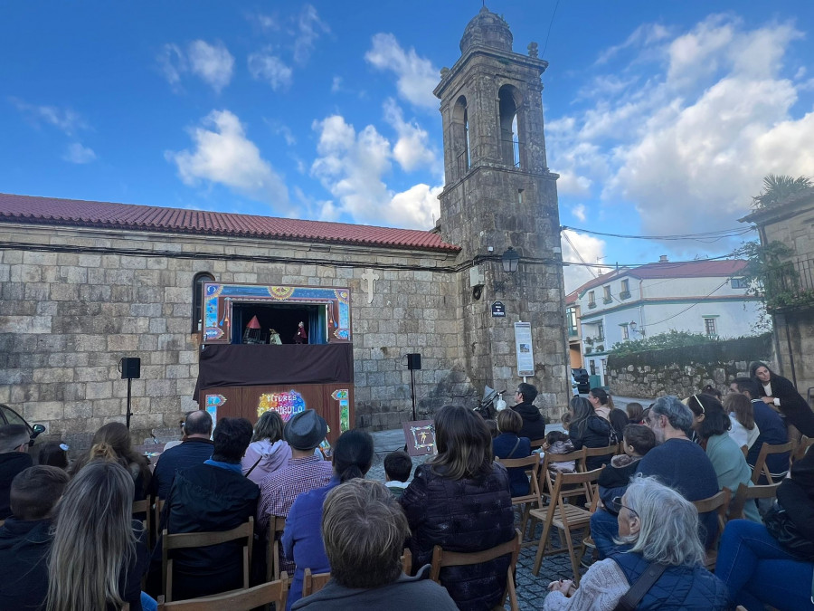 Títeres y poesía en una Semana da Cultura que este lunes seguirá con flores en Vilanova