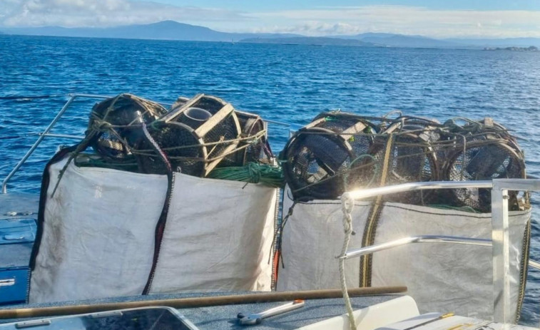 Gardacostas decomisa 100 nasas y 34 kilos de pulpo sin balizamientos y en zonas prohibidas de O Touro y Coroso