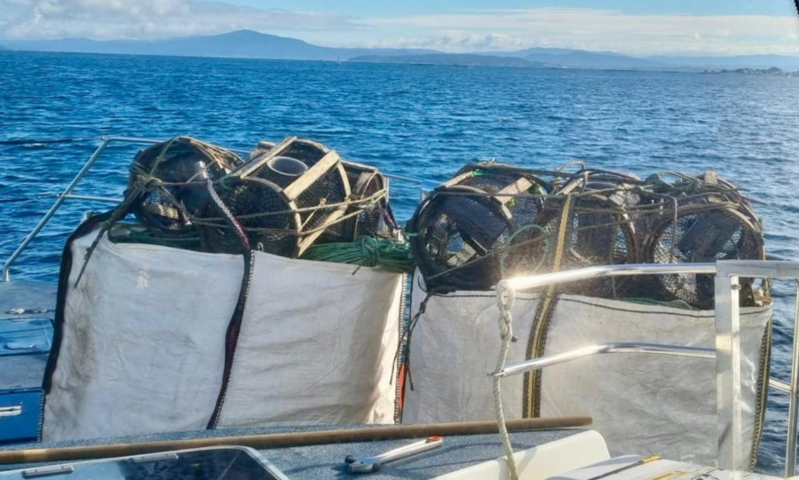 Gardacostas decomisa 100 nasas y 34 kilos de pulpo sin balizamientos y en zonas prohibidas de O Touro y Coroso