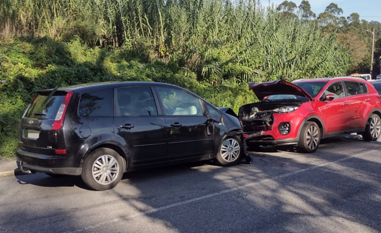 Trasladan en dos ambulancias del 061 al Hospital do Barbanza a tres heridos en una colisión entre dos vehículos en Espiñeira, en Boiro