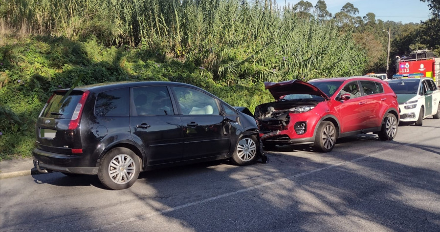 Trasladan en dos ambulancias del 061 al Hospital do Barbanza a tres heridos en una colisión entre dos vehículos en Espiñeira, en Boiro