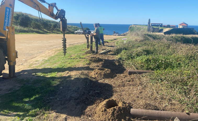 Sanxenxo renueva el vallado de la capilla de A Lanzada y mejora los accesos a la playa de Espiñeira