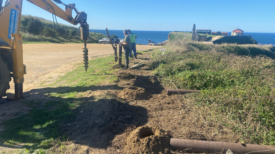 Sanxenxo renueva el vallado de la capilla de A Lanzada y mejora los accesos a la playa de Espiñeira