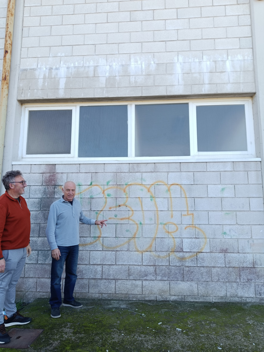 Catoira repara la cristalería del centro social de Dimo, del colegio y del pabellón