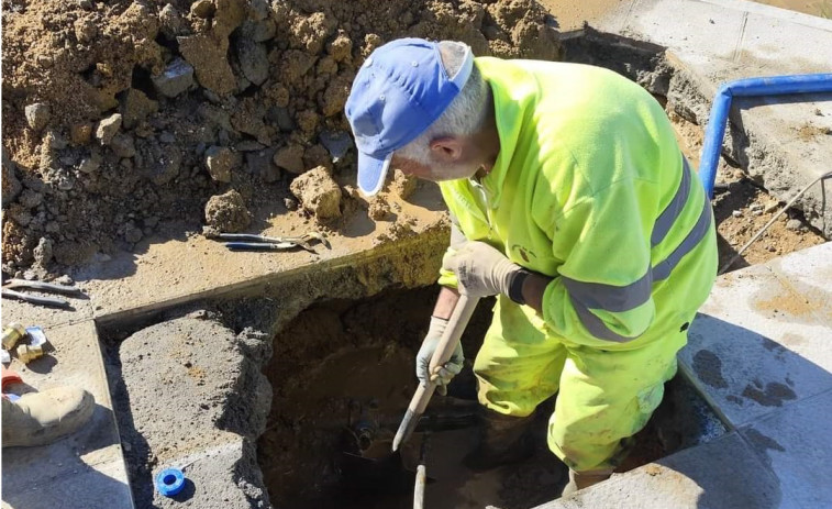 Meis retoma el servicio de agua tras una intensa jornada de catas para hallar  el punto de la avería