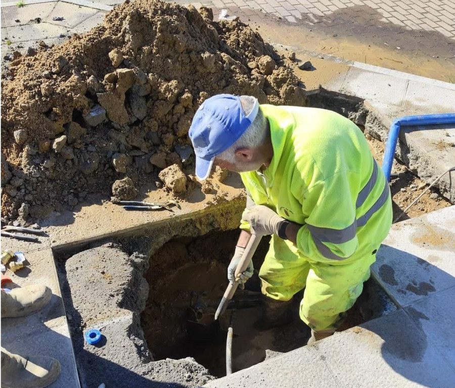 Meis retoma el servicio de agua tras una intensa jornada de catas para hallar  el punto de la avería