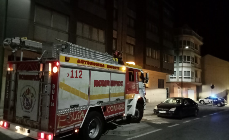 Alertan de madrugada sobre un posible incendio en un edificio de la zona de O Caramecheiro, en Ribeira