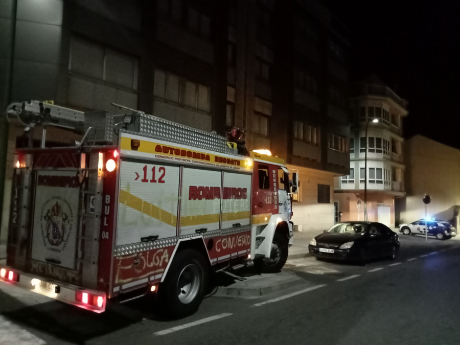 Alertan de madrugada sobre un posible incendio en un edificio de la zona de O Caramecheiro, en Ribeira