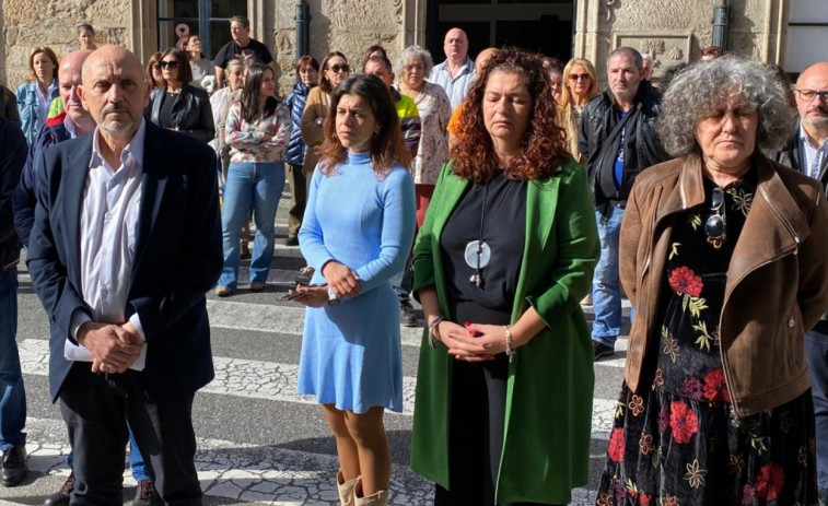 A Pobra guarda un minuto de silencio en memoria de las víctimas de la DANA en el sureste de España