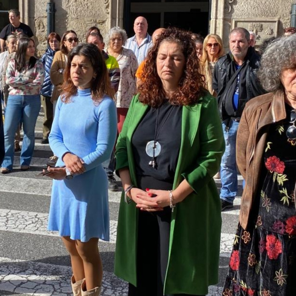 A Pobra guarda un minuto de silencio en memoria de las víctimas de la DANA en el sureste de España